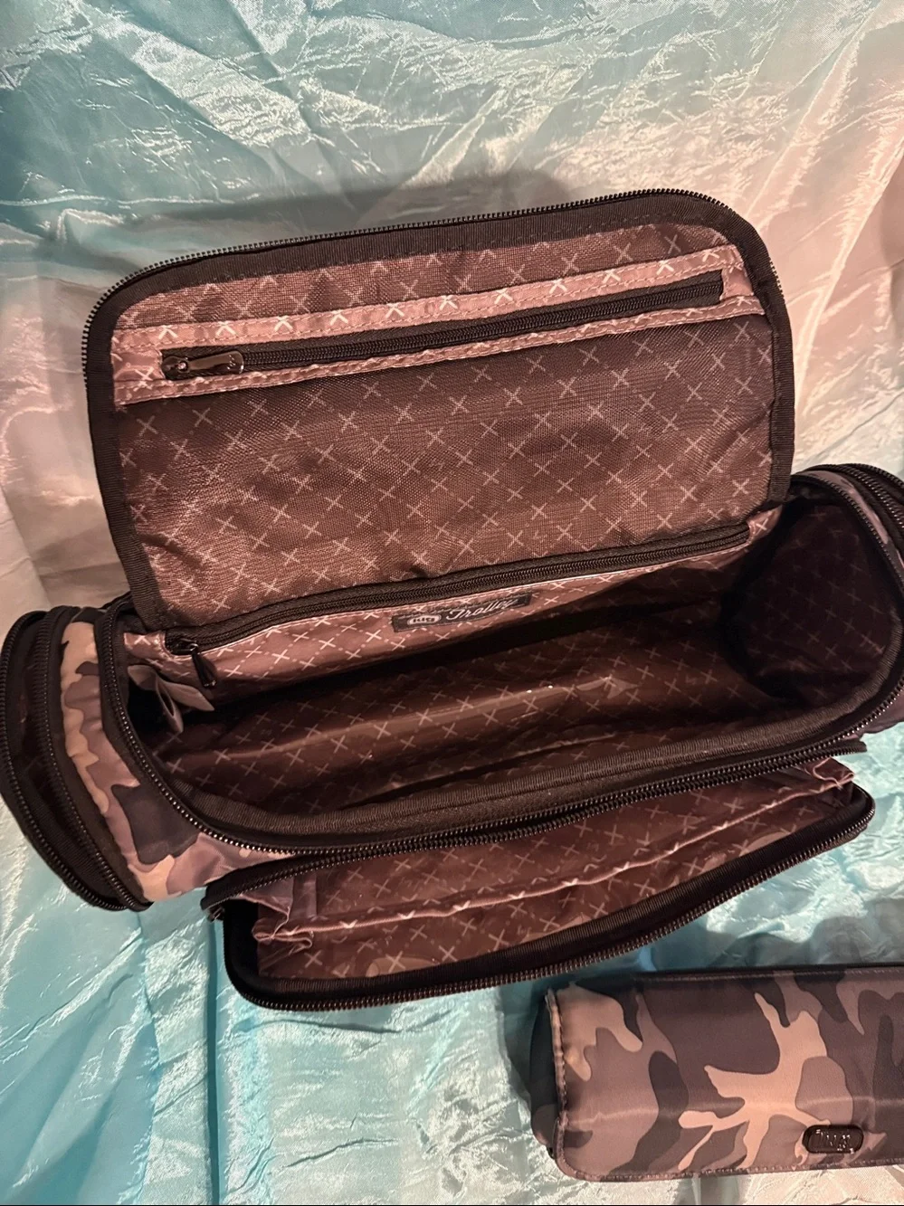 Lug Trolly Cosmetic Case + Pill holder